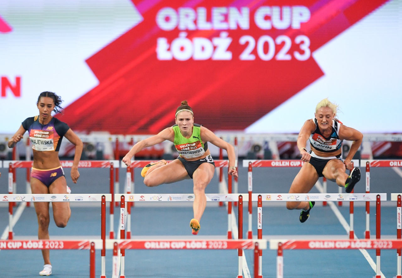 Zawodniczki podczas biegu przez płotki na mityngu lekkoatletycznym ORLEN CUP Łódź 2023.