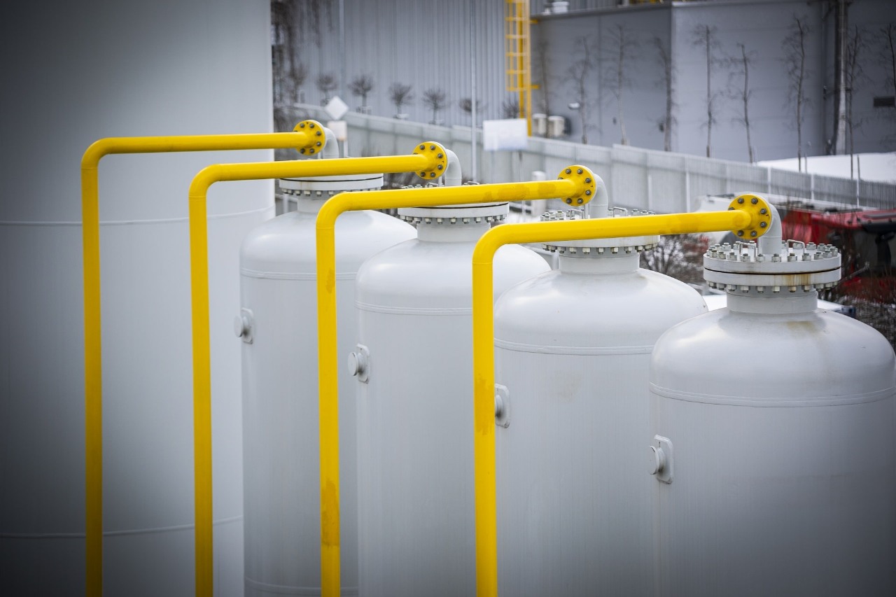 Innowacje i inwestycje– Grupa ORLEN. Instalacja przemysłowa zawierająca zbiorniki z gazem.