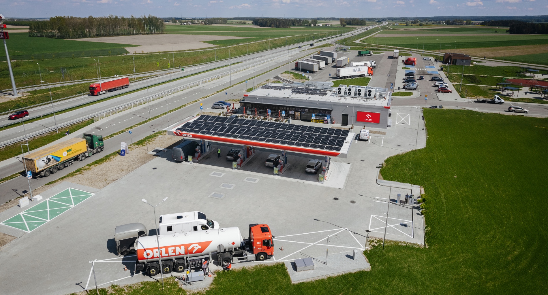 https://www.orlen.pl/content/dam/internet/orlen/pl/pl/o-firmie/media/komunikaty-prasowe/2024/EnergooszczednaStacja3.jpg.coredownload.jpeg