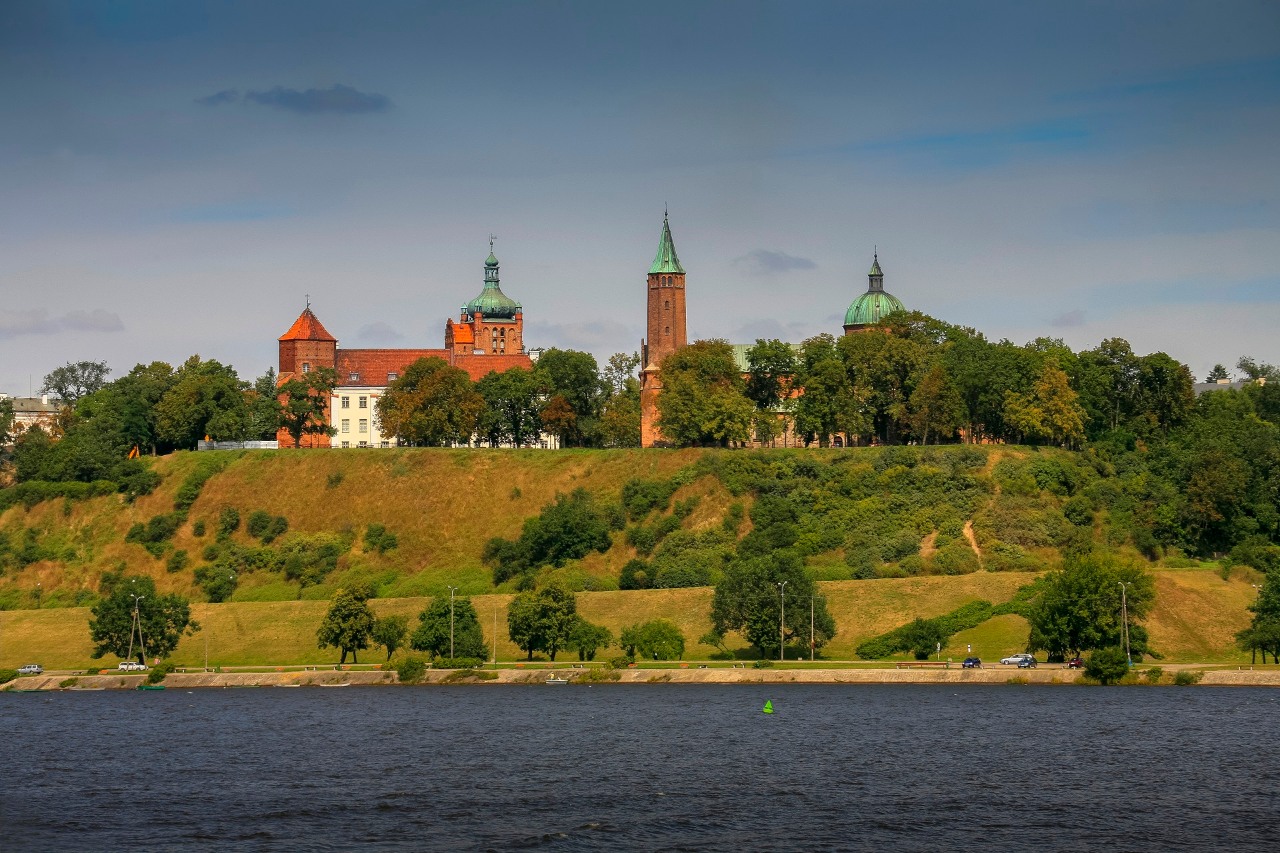 Olefiny ORLEN. Miasto Płock z zabytkowymi budynkami, zielenią położone nad rzeką Wisłą.
