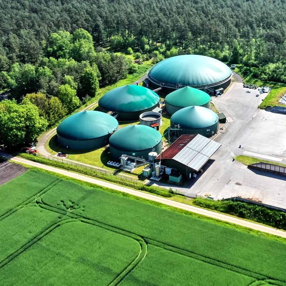 Źródła energii odnawialnej i transformacja energetyczna - Grupa ORLEN. Wiatraki w zimowej scenerii pracujące nad wytwarzaniem energii odnawialnej.