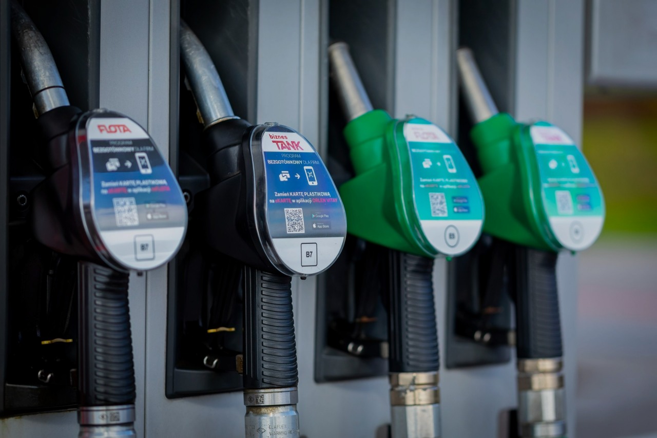 Fotowoltaika i OZE – transformacja energetyczna - Grupa ORLEN. Panel fotowoltaiczny przekształcający światło słoneczne na energię elektryczną.