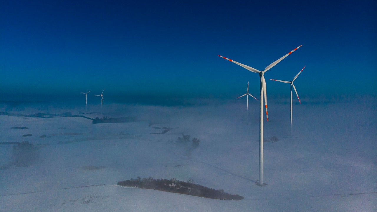 Energia odnawialna i OZE. Farma Wiatrowa otoczona śnieżnym krajobrazem.
