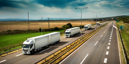 ORLEN flota i stacje paliw ORLEN. Kolumna samochodów ciężarowych na drodze ekspresowej.