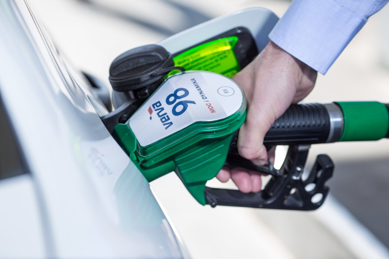 ORLEN biopaliwa. Kierowca trzymający w ręku pistolet dystrybutora paliwa, napełniając zbiornik paliwem VERVA na stacji ORLEN.
