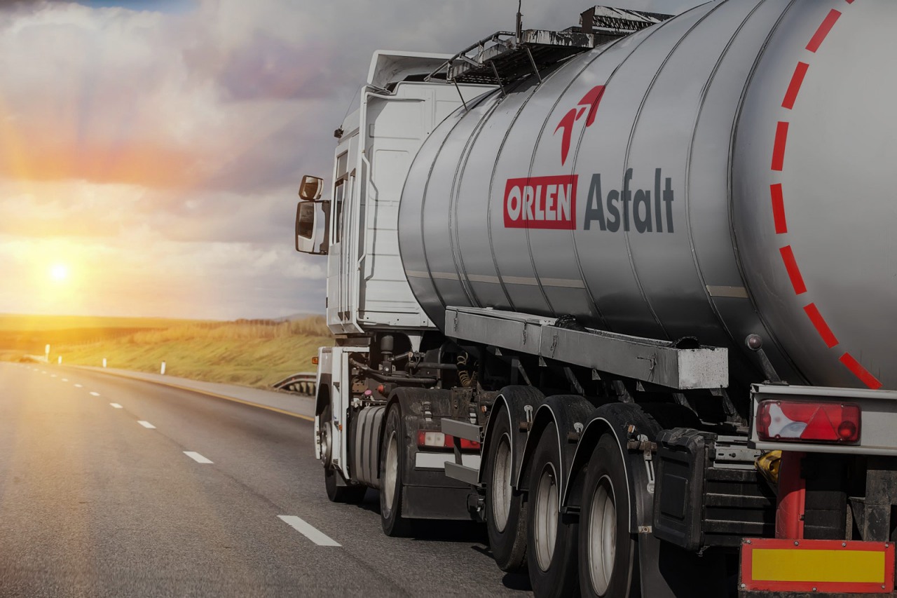 Cysterna z logo ORLEN Asfalt transportująca asfalt dla przemysłu budowanego i drogowego