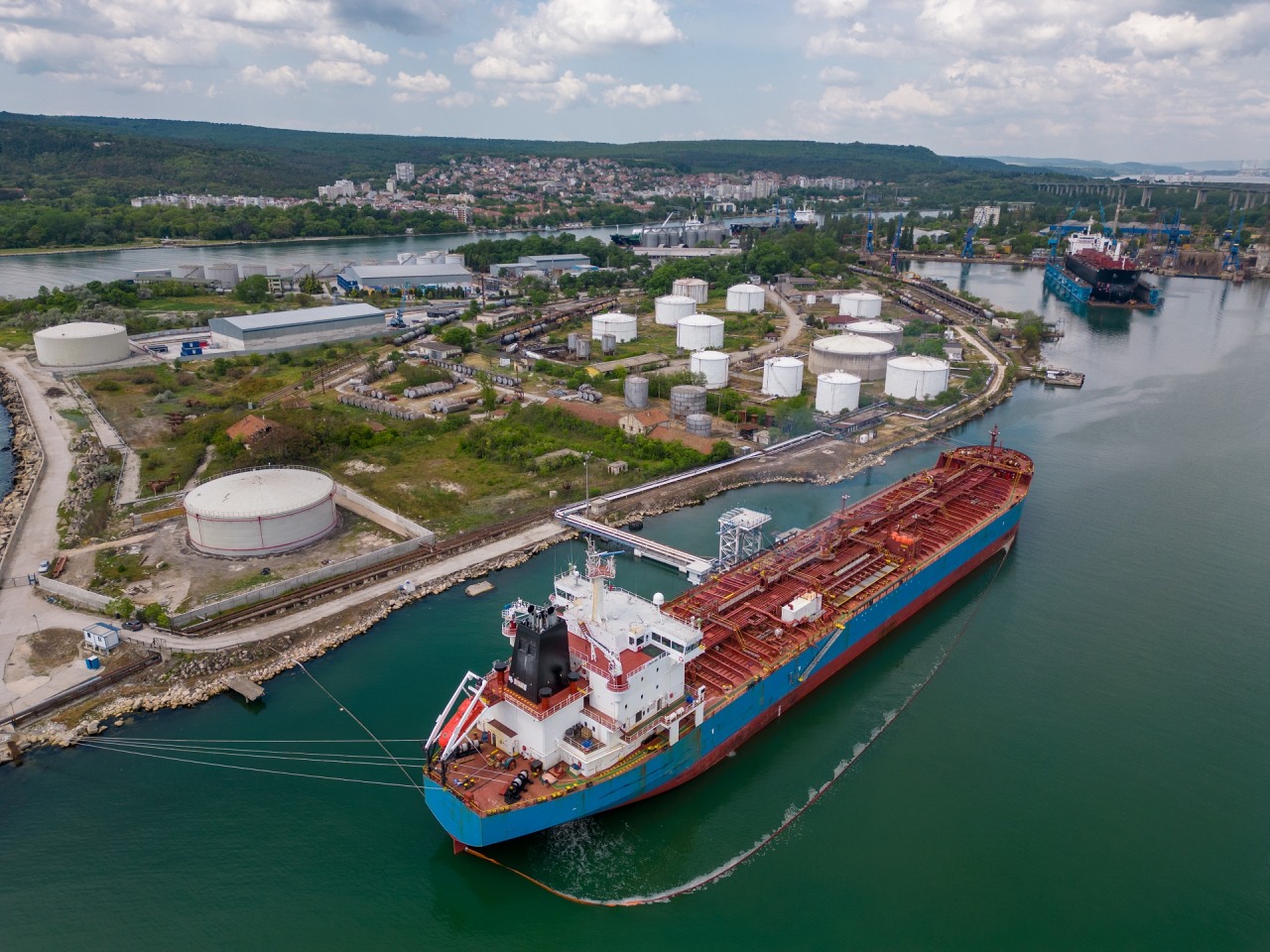 Fotowoltaika i OZE – transformacja energetyczna - Grupa ORLEN. Panel fotowoltaiczny przekształcający światło słoneczne na energię elektryczną.