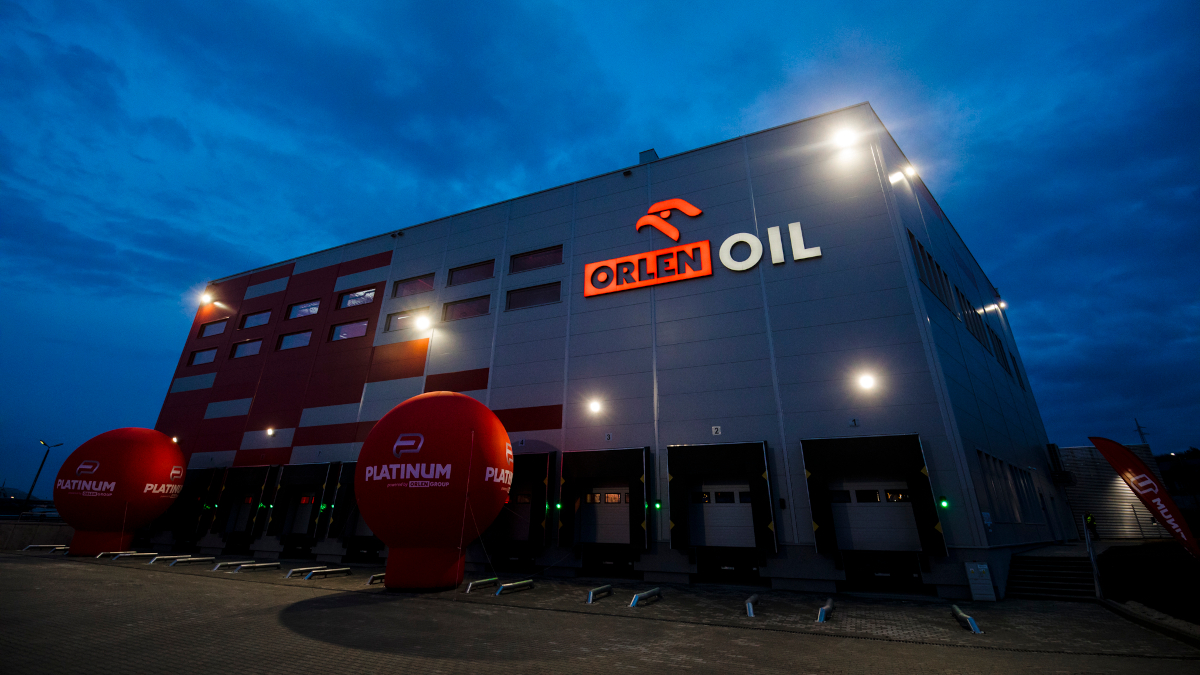ORLEN płyny i ORLEN oleje. Budynek z logo ORLEN Oil. Przed budynkiem czerwone balony z logo PLATINUM.