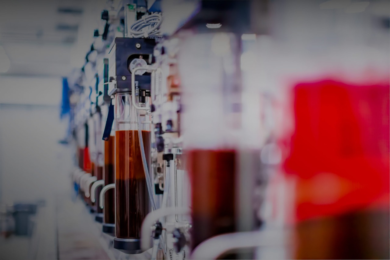 ORLEN biopaliwa i zrównoważony rozwój. Rząd próbek w laboratorium.