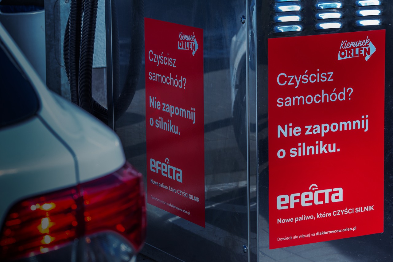róg samochodu i informacja reklamowa o produktach orlen