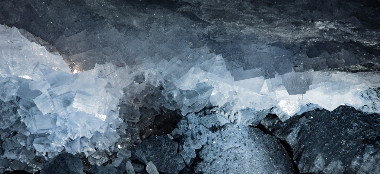 Solanka i inwestycje – Grupa ORLEN. Błyszczące kryształy soli na ciemnym tle.