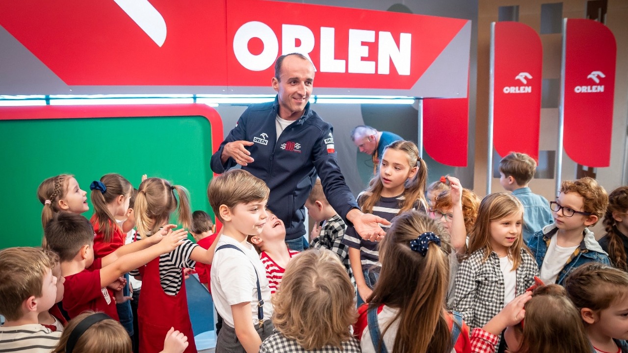 ESG ORLEN i sponsoring sportowy Grupy ORLEN. Robert Kubica z dziećmi-aktorami podczas kręcenia spotu wideo akcji Dobry Kierowca