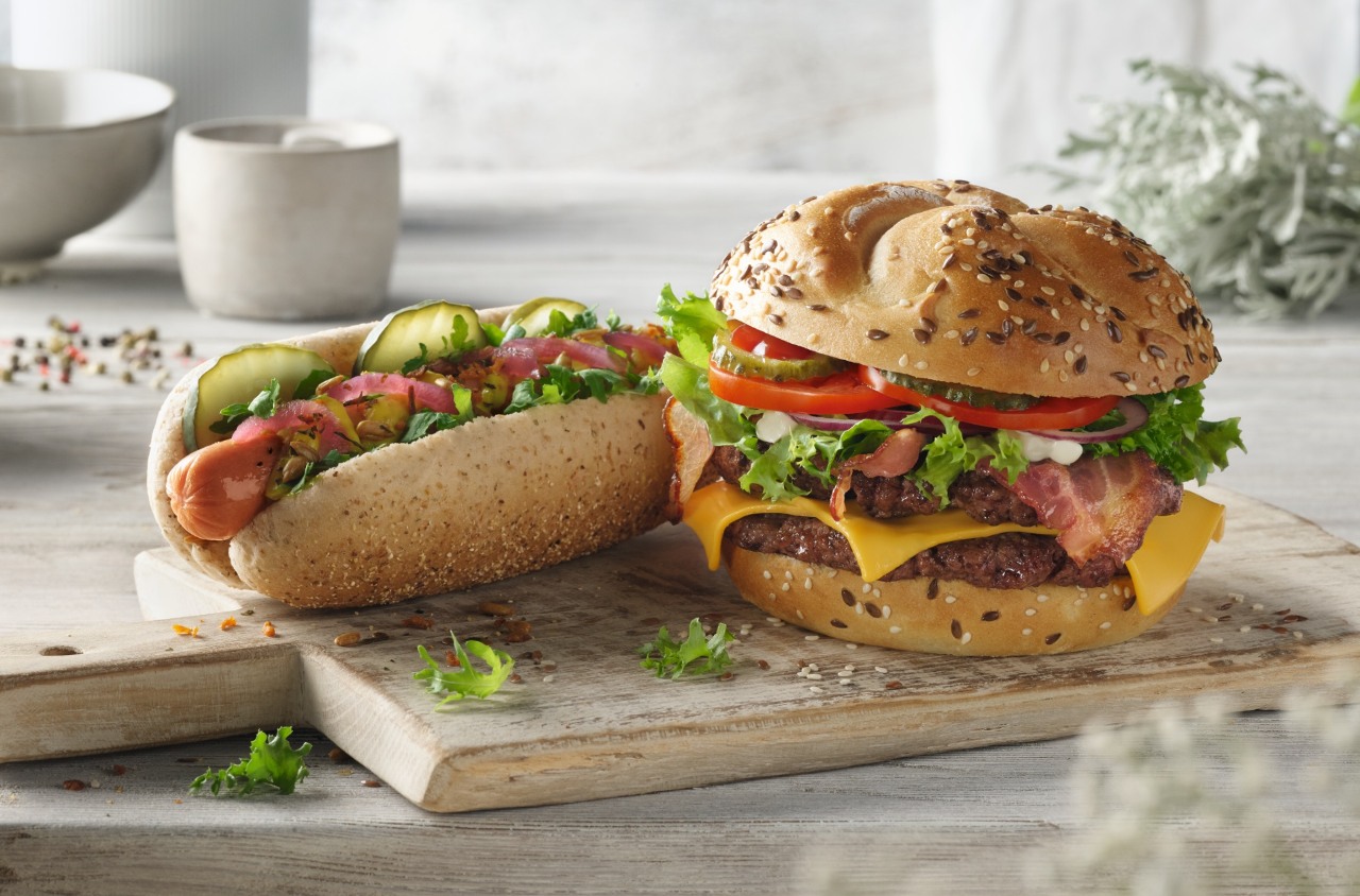 ORLEN stacje paliw. Burger i hot-dog z oferty ORLEN Stop Cafe, idealne na szybki posiłek w podróży.