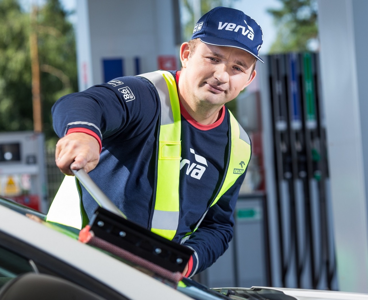 Źródła energii odnawialnej i transformacja energetyczna - Grupa ORLEN. Wiatraki w zimowej scenerii pracujące nad wytwarzaniem energii odnawialnej.