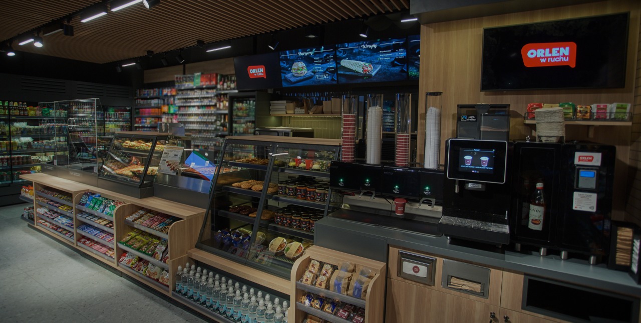 Oferta gastronomiczna i stacja paliw ORLEN. Wnętrze punktu ORLEN w ruchu.