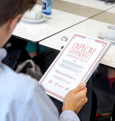 Laureat III edycji programu stypendialnego Bona Fide trzymający dyplom stypendysty