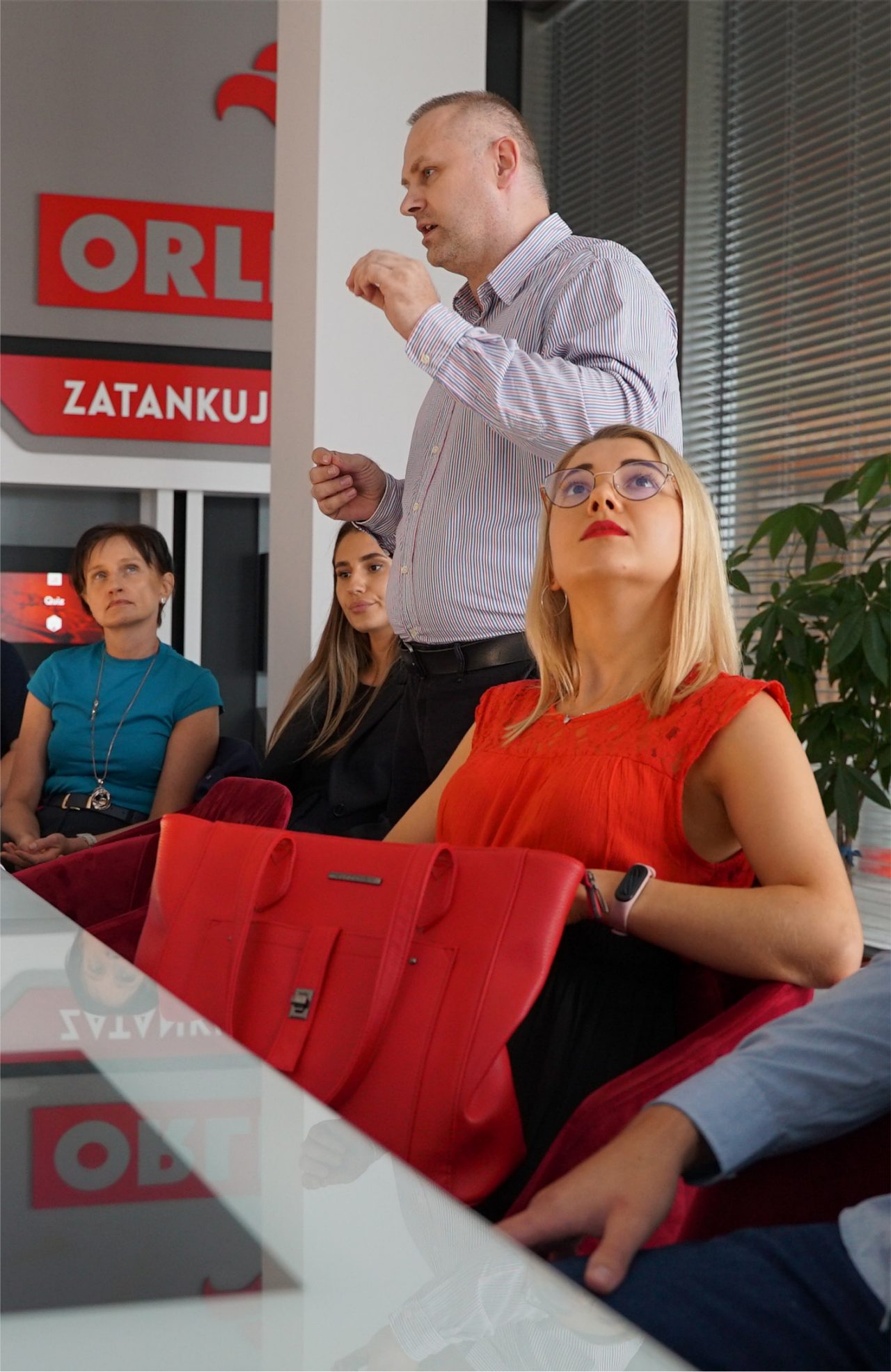 Dwójka pracowników Grupy ORLEN, kobieta w stroju biurowym oraz mężczyzna w kombinezonie ochronnym