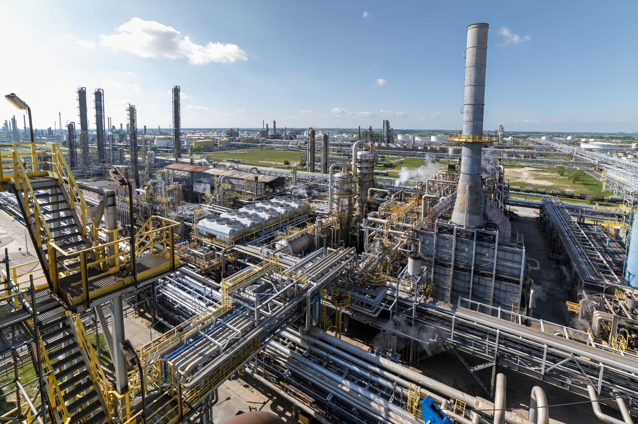 Petrochemia i produkty petrochemiczne – Grupa ORLEN. Rafineria ORLEN w Płocku, z wieloma kominami, zbiornikami i rurociągami.