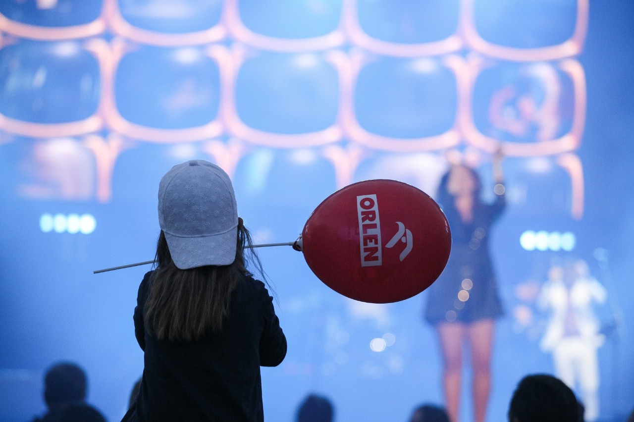 ESG i zrównoważony rozwój - Grupa ORLEN. Dziecko trzymające balona z logo ORLEN podczas koncertu. 