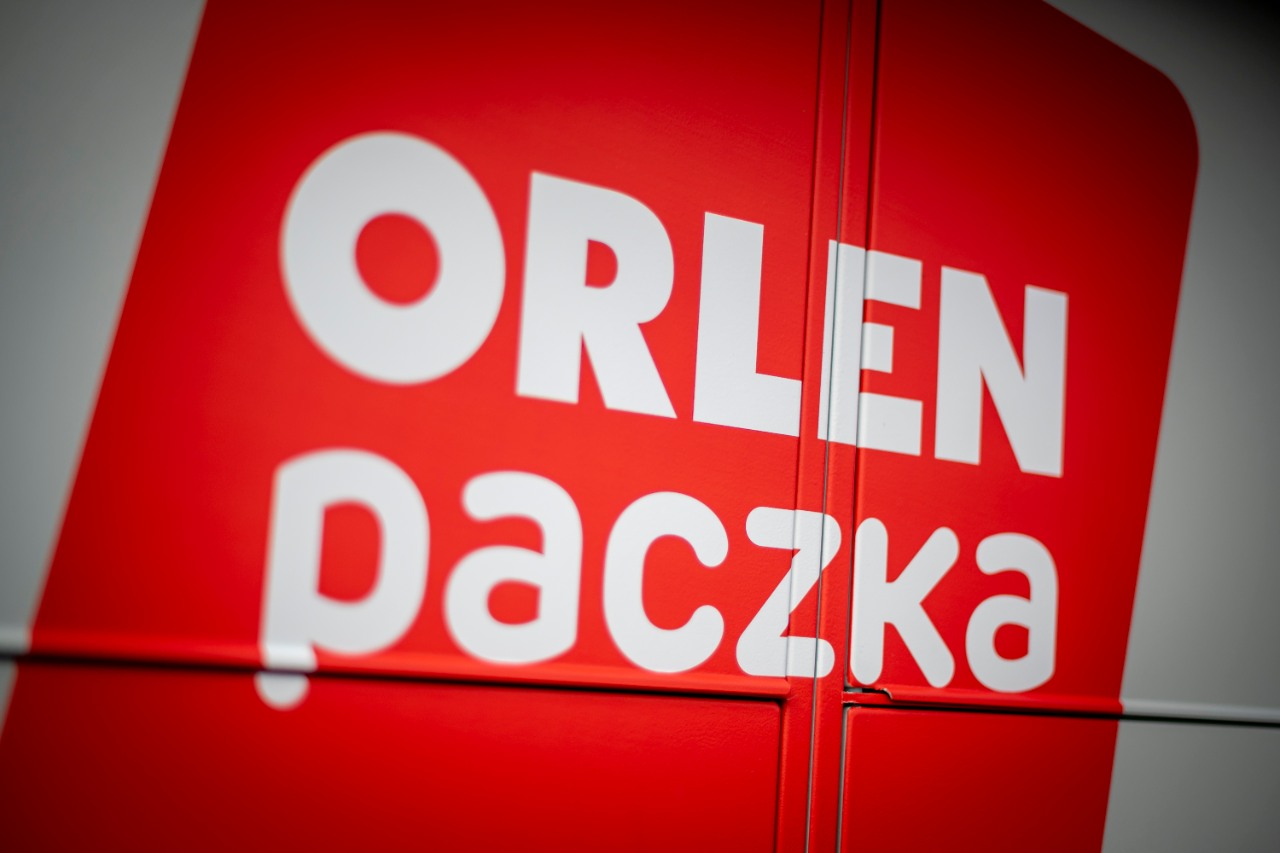 2021.09.22 Warszawa N/z Pierwszy automat "ORLEN PACZKA" na stacji pkn orlen w Warszawie przy ulicy Solidarności. fot Miłosz Poloch/PKN ORLEN