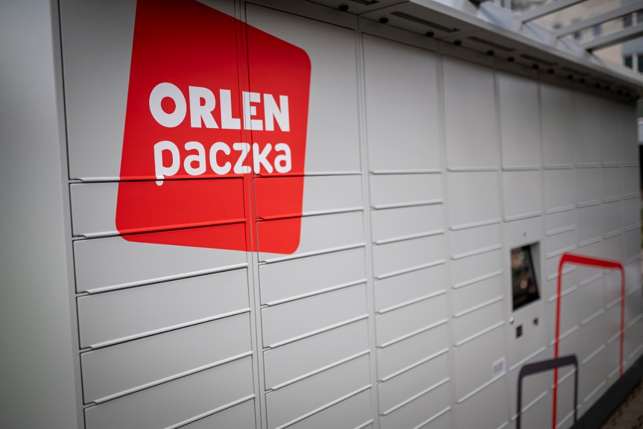 2021.09.22 Warszawa N/z Pierwszy automat "ORLEN PACZKA" na stacji pkn orlen w Warszawie przy ulicy Solidarności. fot Miłosz Poloch/PKN ORLEN