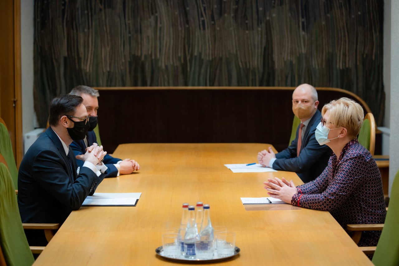 Prezes Daniel Obajtek rozmawia z Premier Ingrid Šimonytė