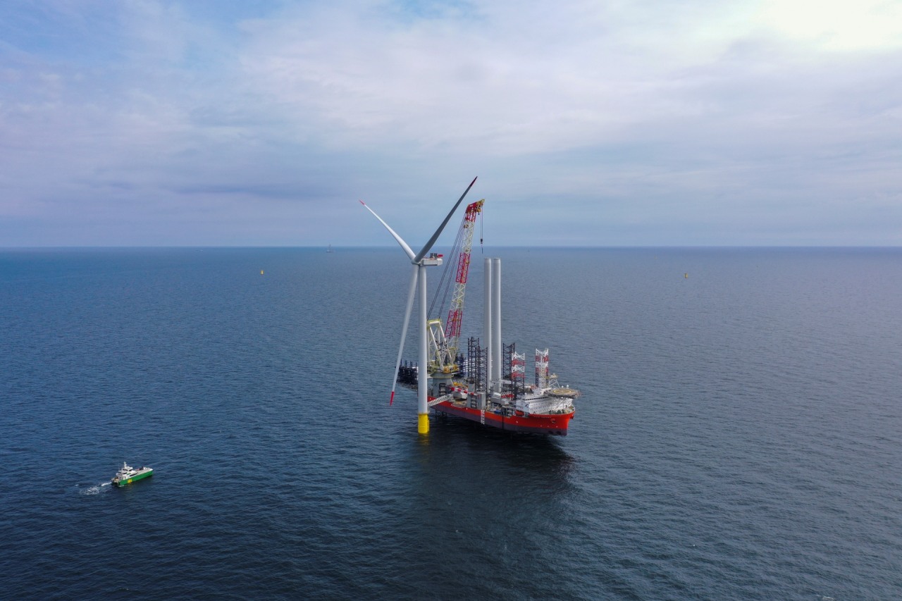 Pierwszy polski wiatrak na Bałtyku. Morska farma wiatrowa na Bałtyku. Baltic Power z Grupy ORLEN. ORLEN turbina wiatrowa.