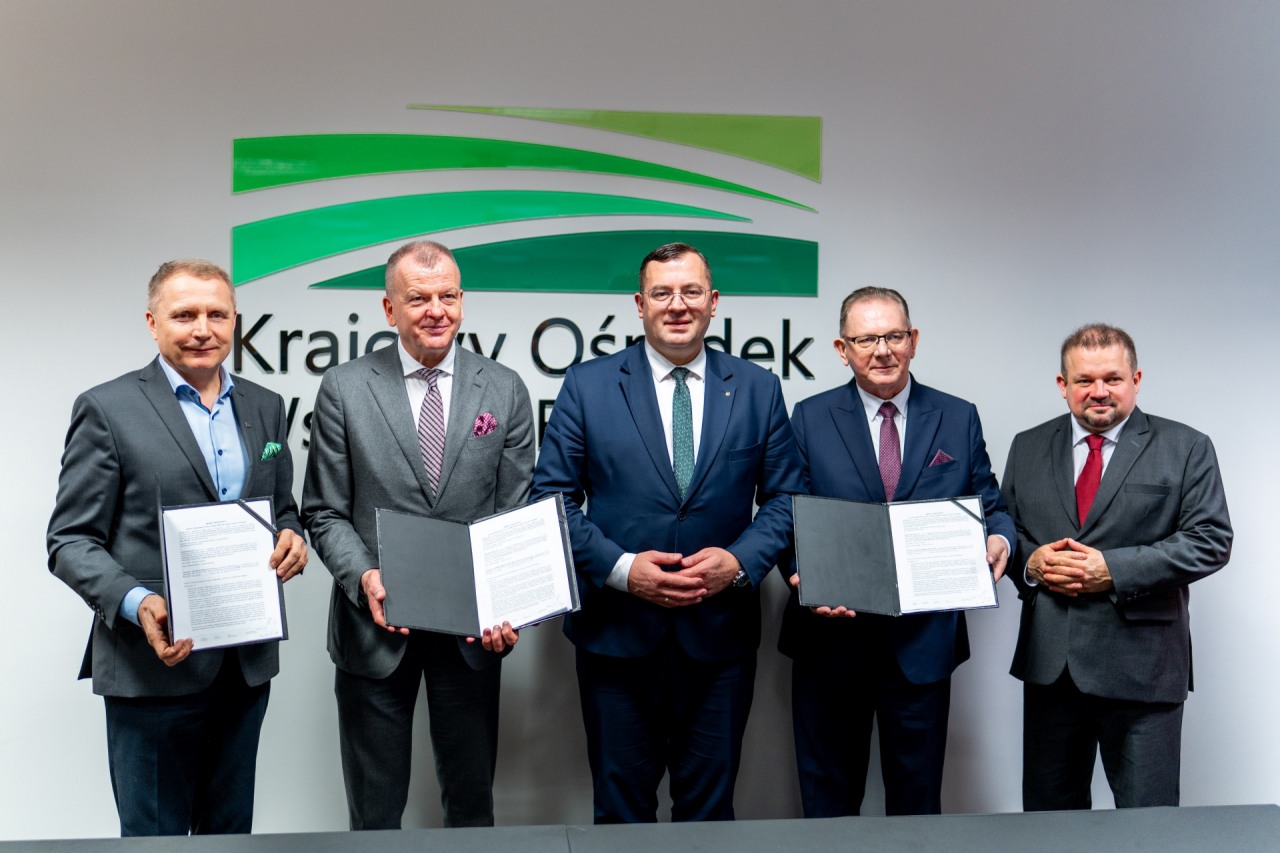 Przedstawiciele ORLEN i KOWR po podpisaniu porozumienia dotyczącego rozwoju biogazu i biometanu