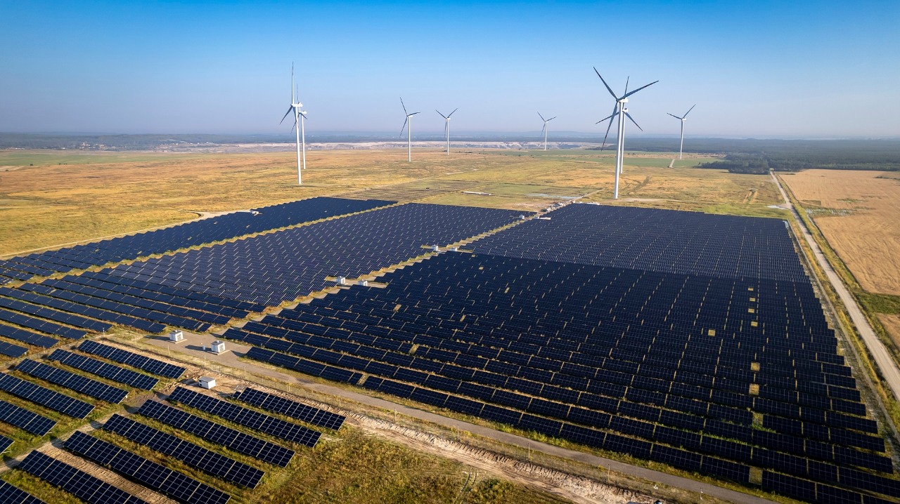 08.2022 Polska PRZYKONA, OZE, ODNAWIALNE ZRÓDŁA ENERGI FARMA WIATROW-SOLARNA PRZYKONA
