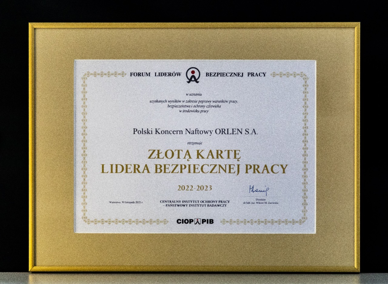 Dyplom przyznany przez Forum Liderów Bezpiecznej Pracy „Złota karta Lidera Bezpiecznej Pracy” dla PKN ORLEN. 