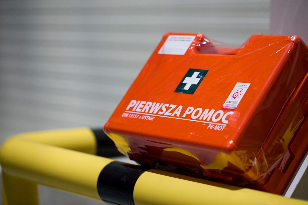 ORLEN ESG. Apteczka medyczna, w której znajdują się różne leki i sprzęt medyczny do udzielania pierwszej pomocy w miejscu pracy, szkole i innych miejscach publicznych. 