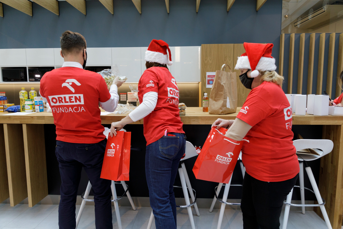 Fundacja ORLEN. Wolontariusze Fundacji ORLEN podczas pakowania świątecznych podarunków dla potrzebujących.