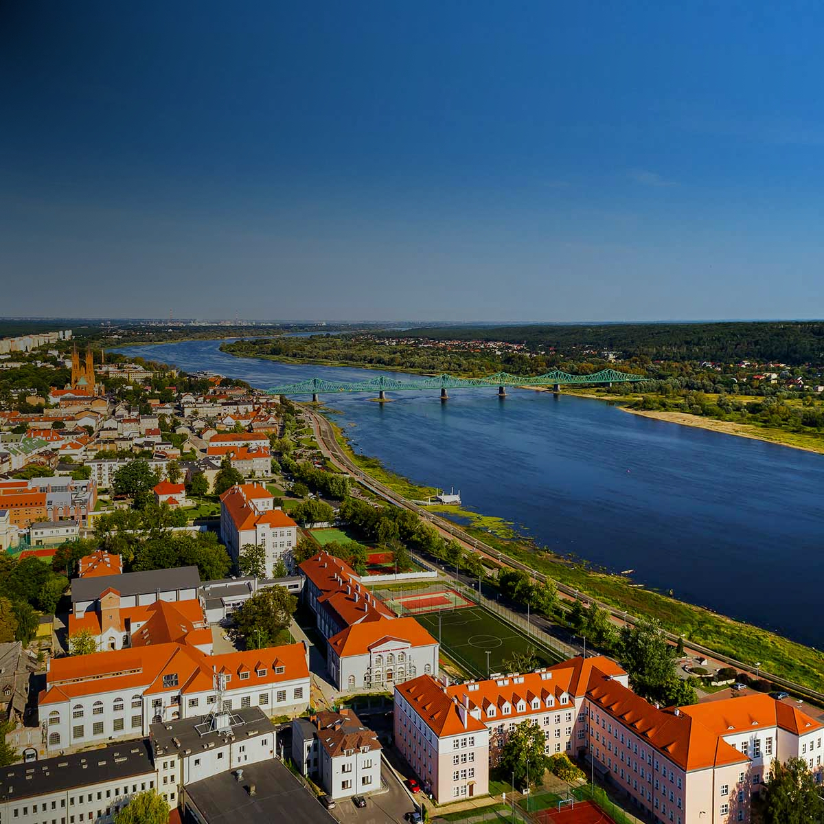 Cele zrównoważonego rozwoju ORLEN. Miasto Włocławek z lotu ptaka, w tle most i rzeka.