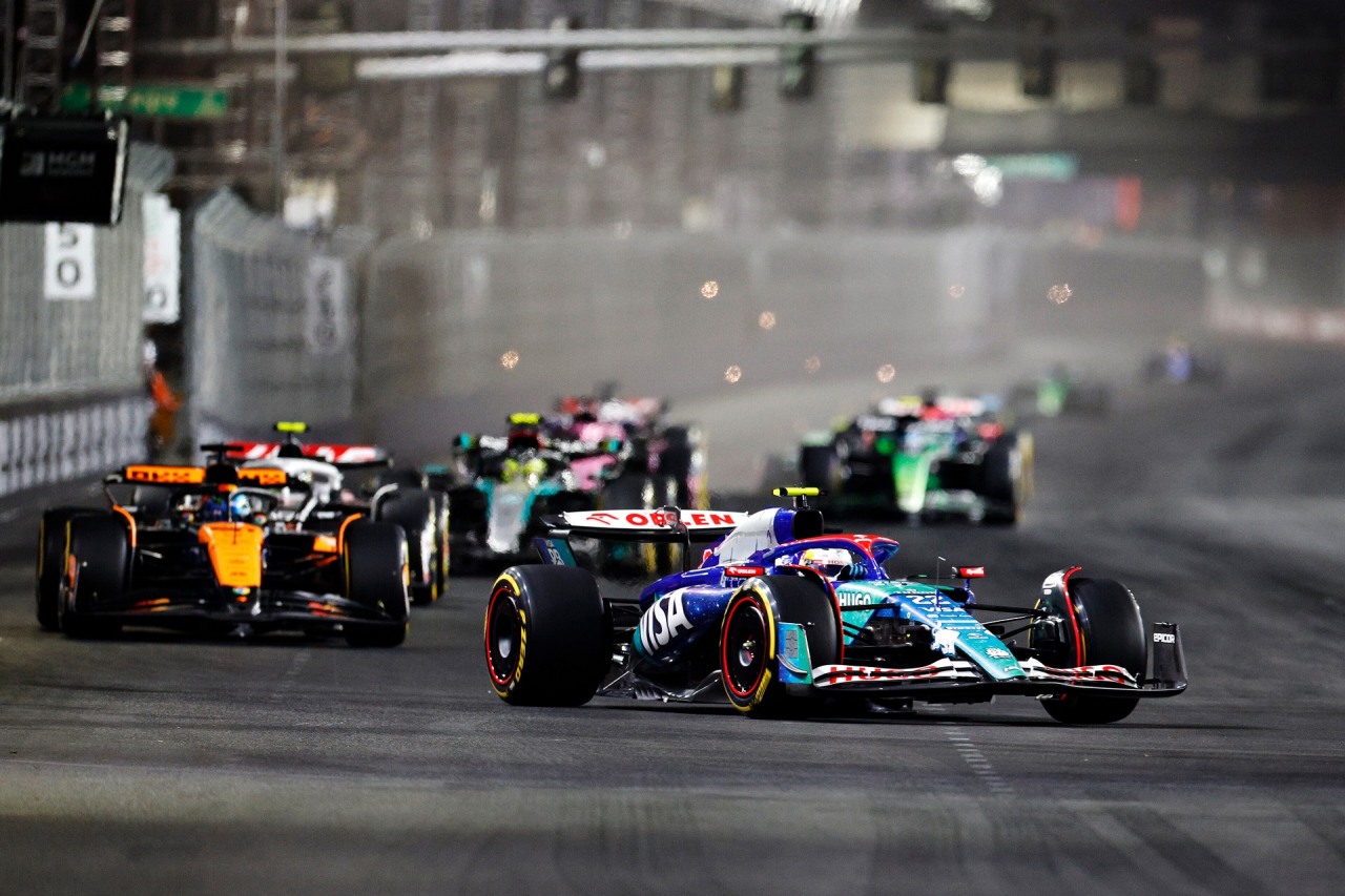 LAS VEGAS, NEVADA - NOVEMBER 23: Yuki Tsunoda of Japan driving the (22) Visa Cash App RB VCARB 01 leads Oscar Piastri of Australia driving the (81) McLaren MCL38 Mercedes during the F1 Grand Prix of Las Vegas at Las Vegas Strip Circuit on November 23, 2024 in Las Vegas, Nevada. (Photo by Chris Graythen/Getty Images) // Getty Images / Red Bull Content Pool // SI202411240151 // Usage for editorial use only // 