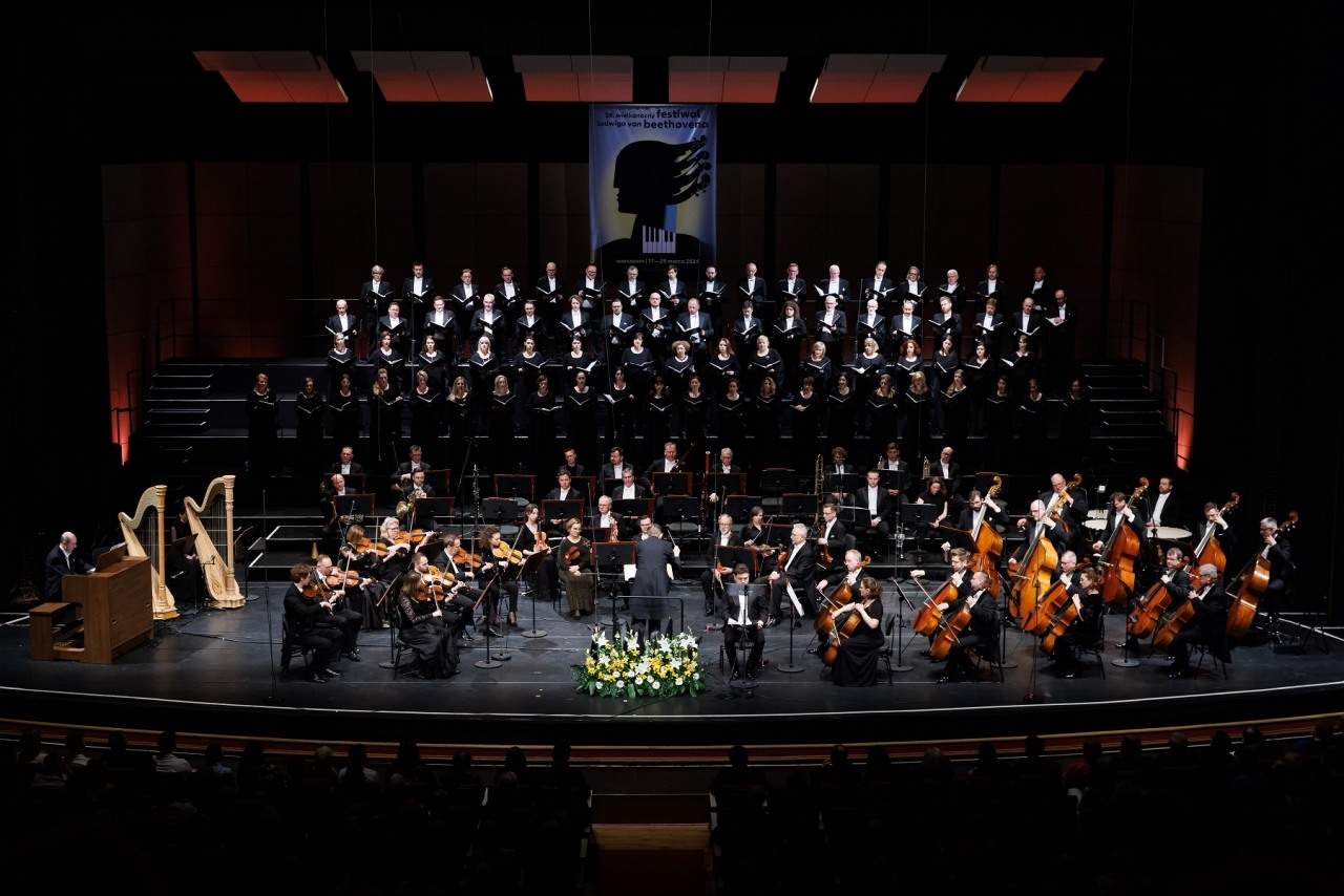 28. Wielkanocny Festiwal Ludwiga van Beethovena

Piątek, 29 marca, 19.30 / Friday, 29 March, 7:30 pm
 Teatr Wielki – Opera Narodowa / Teatr Wielki – Polish National Opera / Plac Teatralny 1

 Gabriel Fauré (1845-1924)
 Requiem d-moll op. 48 / Requiem in D minor, Op. 48 
1. Introït et Kyrie. Molto largo
 2. Offertoire. Allegro molto
 3. Sanctus. Andante moderato
 4. Pie Jesu. Adagio
 5. Agnus Dei. Andante 
6. Libera me. Moderato 
7. In paradisum. Andante moderato 


 Krzysztof Penderecki (1933-2020)
 Stabat Mater 
na chór / for choir a cappella
 Francis Poulenc (1899-1963)
 Stabat Mater 
1. Stabat mater dolorosa
 2. Cujus animam gementem
 3. O quam tristis 
4. Quae moerebat 
5. Quis est homo
 6. Vidit suum
 7. Eja mater
 8. Fac ut ardeat
 9. Sancta mater
 10. Fac ut portem
 11. Inflammatus et accensus
 12. Quando corpus
 
Iwona Sobotka – sopran / soprano 
Adam Kutny – baryton / baritone
 Chór Filharmonii Narodowej 
Warsaw Philharmonic Choir
 Bartosz Michałowski – dyrektor chóru, dyrygent / choir director, conductor
 Orkiestra Filharmonii Narodowej / Warsaw Philharmonic Orchestra

 Andrzej Boreyko – dyrygent / conductor

Fot. Bruno Fidrych PLASTERSTUDIO 